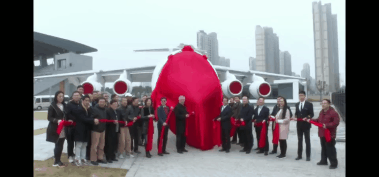 ▲校友代表、学校领导、溧阳市领导、溧阳市民代表、教师代表、学生代表共同为两架飞机揭幕。