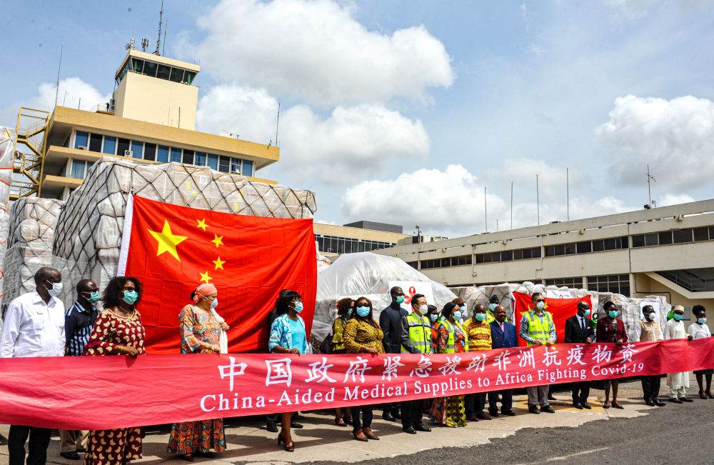 4月6日,中国援助18个非洲国家的抗疫物资运抵加纳首都阿克拉。新华社记者 许正 摄