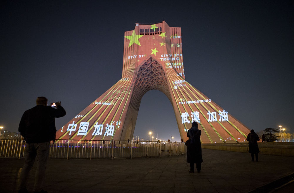 2月18日，伊朗首都德黑兰地标建筑自由塔上演灯光秀，为中国抗击疫情加油。新华社发（艾哈迈德·哈拉比萨斯摄）