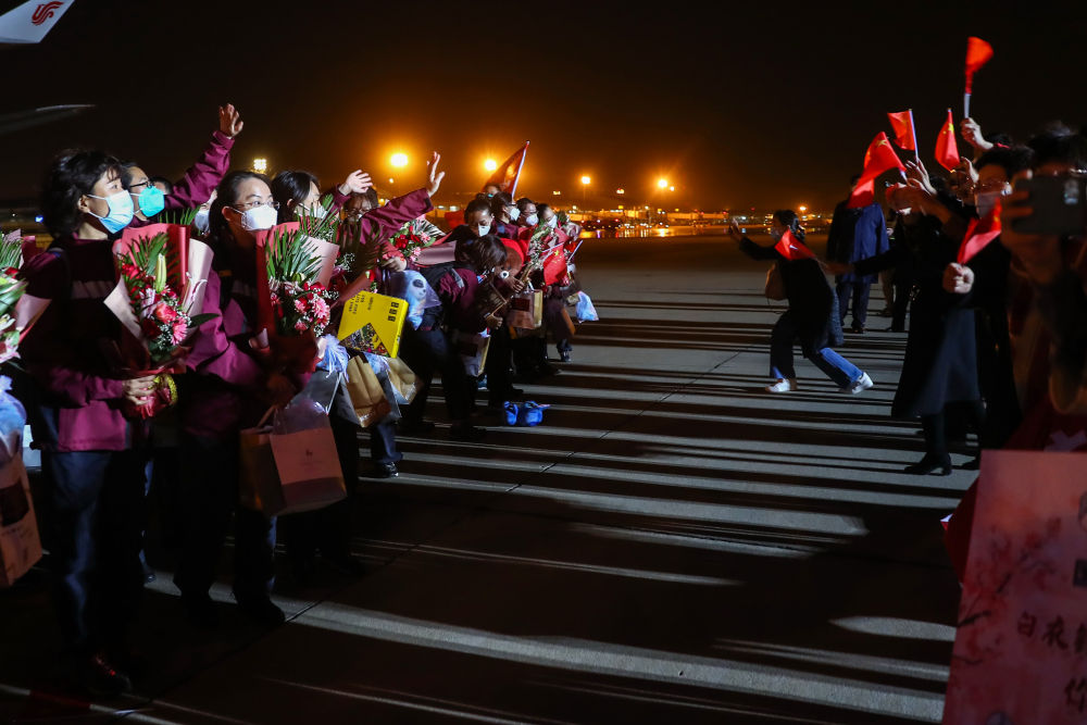 4月7日,国家援鄂医疗队队员抵达北京首都国际机场,与到场迎接的亲友相见,期待着14天隔离后的团聚。新华社记者 张玉薇 摄