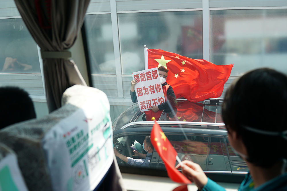 4月15日,武汉市民自发上街送别北京协和医院国家援鄂抗疫医疗队。新华社记者 熊琦 摄