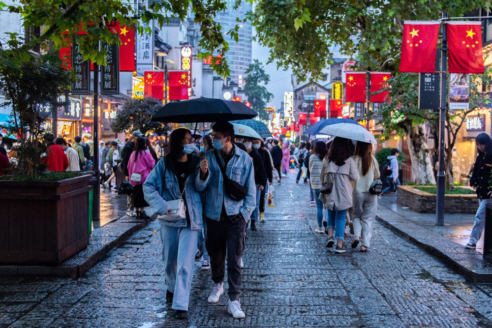 10月5日,湖南长沙太平街上人群熙熙攘攘。新华社记者 陈思汗 摄