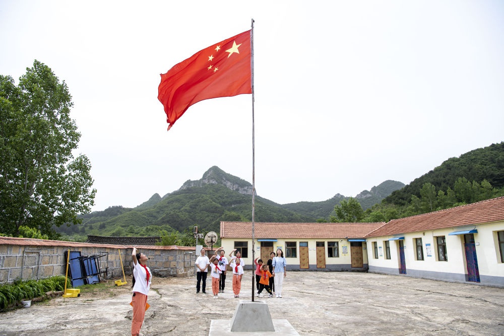 6月2日,位于山西省陵川县古郊乡的马武寨寄宿制小学举行升旗仪式。这所“麻雀小学”只有7名学生,是方圆几十公里内唯一的学校。新华社记者 杨晨光 摄