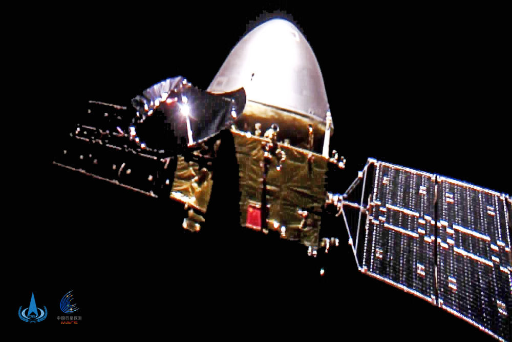 10月1日,国家航天局发布我国首次火星探测任务“天问一号”探测器飞行图像。探测器上的五星红旗光彩夺目,呈现出一抹靓丽的中国红。新华社发(国家航天局供图)