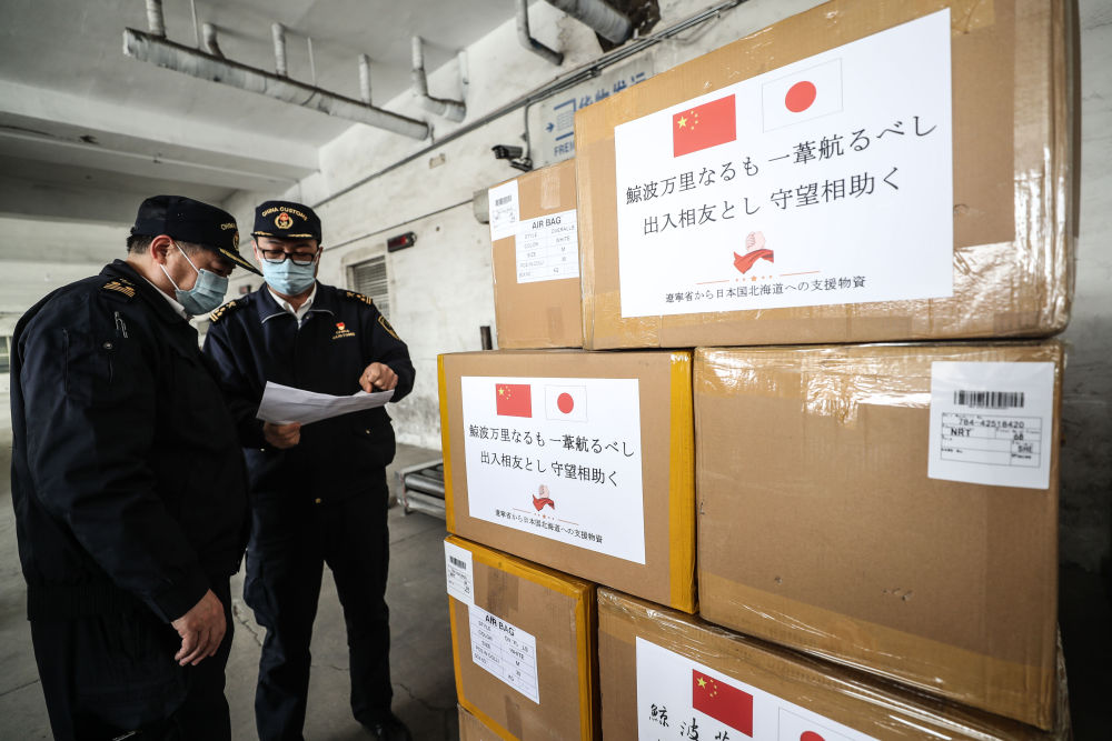 3月15日,沈阳海关工作人员检查捐赠给日本的防疫物资。当日,捐赠日本的防疫物资从沈阳发往日本,助力日本抗击疫情。新华社记者 潘昱龙 摄