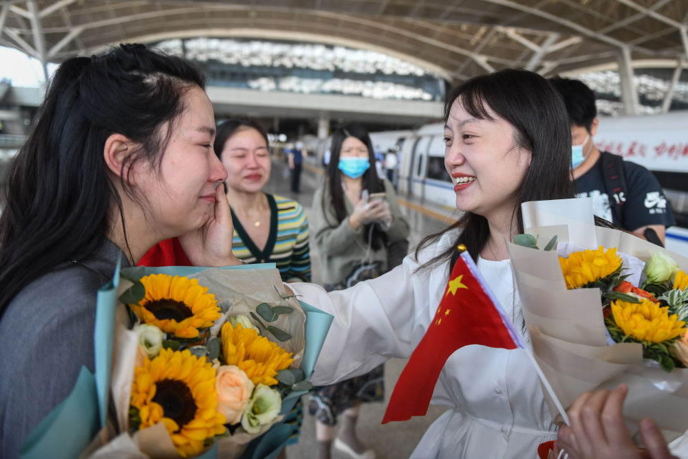 10月1日，一批驰援过武汉抗疫的江苏医疗队队员重回武汉，曾经并肩战斗的江苏援鄂医疗队员吴卫娟（右）和武汉市江夏中医院的董璇（左）再度相逢，喜极而泣。新华社记者 程敏 摄