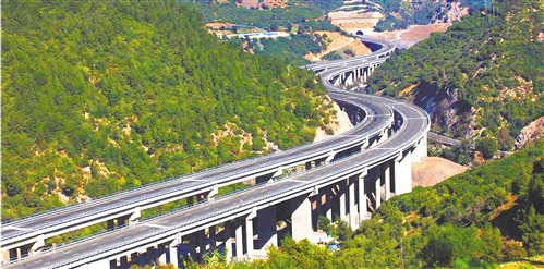 图为全长2.7公里的阿尔及利亚最长公路桥哈姆达尼亚大桥，位于希法峡谷，沿河流蜿蜒走向修建，大部分桥墩位于河床中，是南北高速公路项目中施工难度较大的分部工程之一。中建阿尔及利亚公司供图