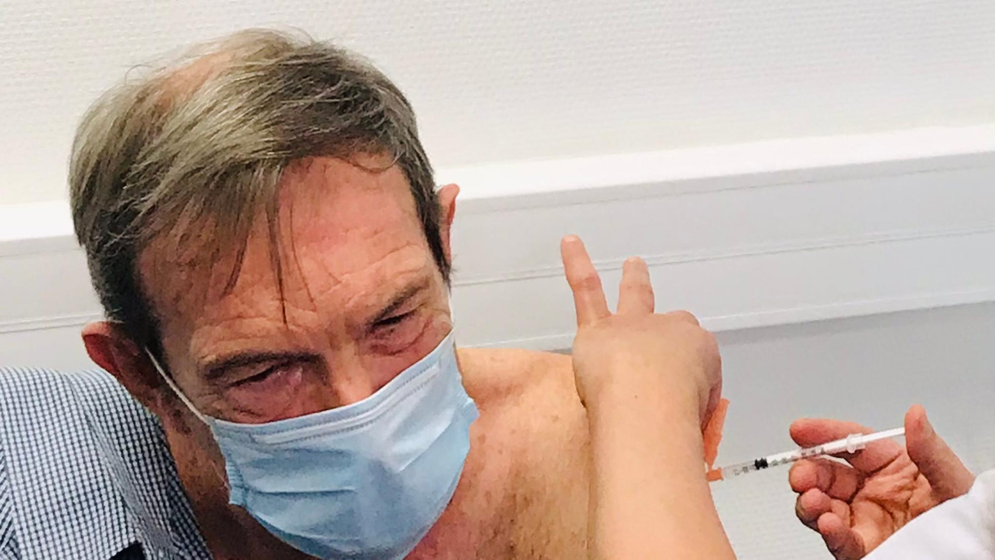 78岁老人成法国首位新冠疫苗接种者 总统马克龙称抗疫有了"新武器"