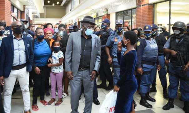 南非警察部长贝奇·赛勒(Bheki Cele)周日访问了开普敦（图源：阿纳多卢通讯社）