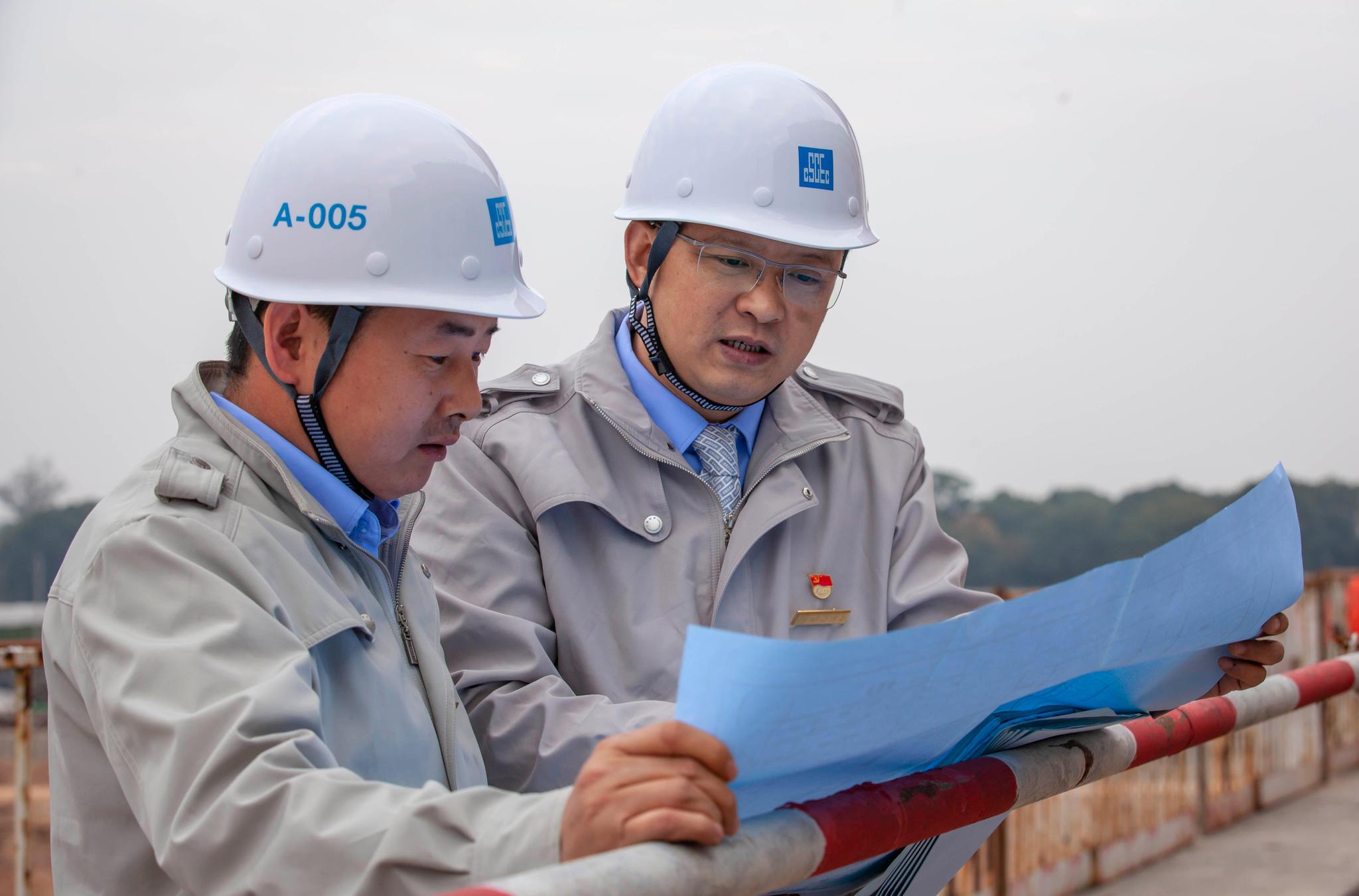 △专家领导现场查看图纸（摄影：曾健）