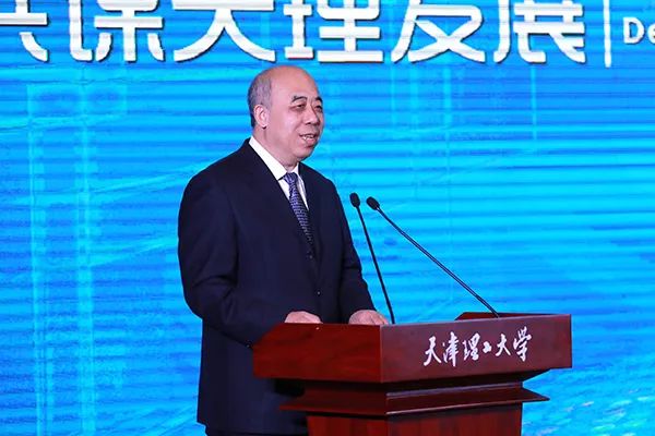 "国际论坛,校领导刘东志,杨庆新,杜长有,郑清春,魏东,张继东,陈胜勇