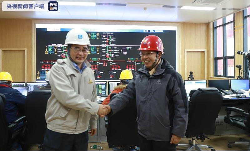 △建设方与业主方互相祝贺并网发电成功（摄影：卢忠宝）