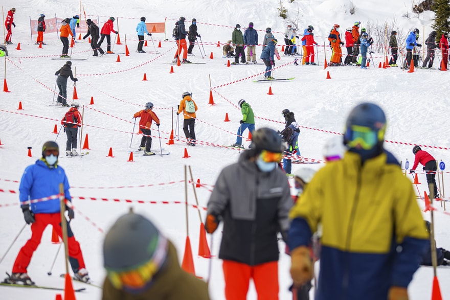 数百名前往阿尔卑斯山瑞士境内滑雪的英国游客，违反隔离政策离开酒店 图自：瑞士资讯网站