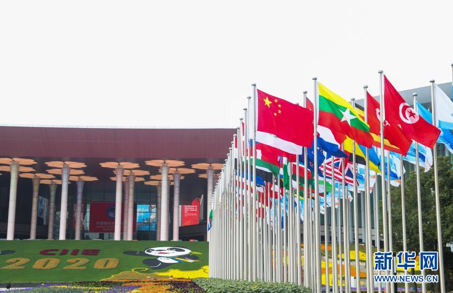 这是11月2日拍摄的进博会场馆——国家会展中心(上海)南广场。新华社记者 丁汀 摄