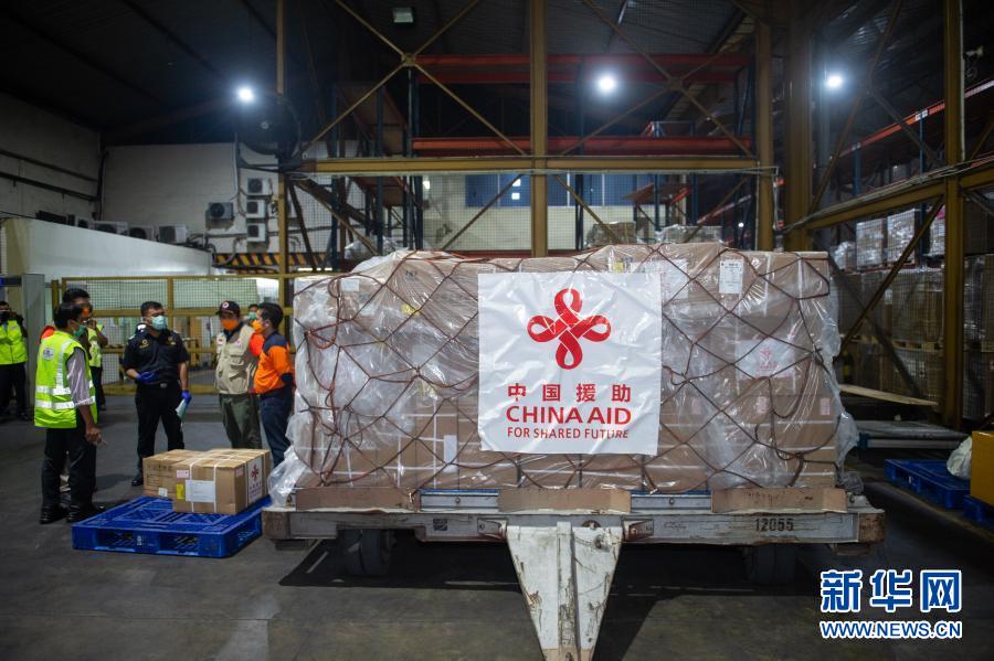 3月26日，中国援助印度尼西亚的首批抗疫物资停放在雅加达苏加诺哈达机场仓库。新华社记者 杜宇 摄