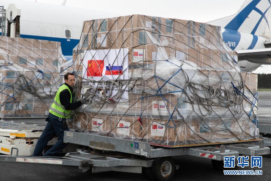 5月1日，在斯洛文尼亚首都卢布尔雅那，约热·普奇尼克机场工作人员从货运专机上卸载中国援助的抗疫物资。新华社记者 彭立军 摄