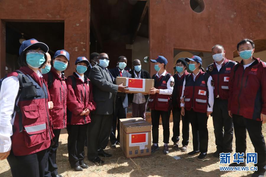  5月19日，在津巴布韦中马绍纳兰省的姆武尔维医院，中国抗疫医疗专家组为当地医疗机构捐赠医疗物资。新华社记者 张玉亮 摄