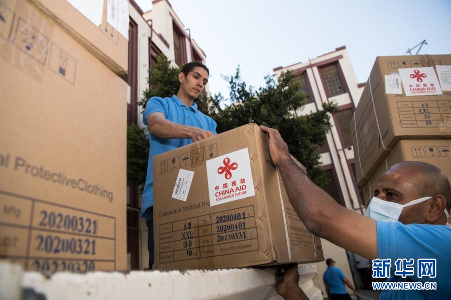  5月10日，在埃及首都开罗，工作人员搬运中国政府援助的第二批抗疫物资。新华社记者 邬惠我 摄