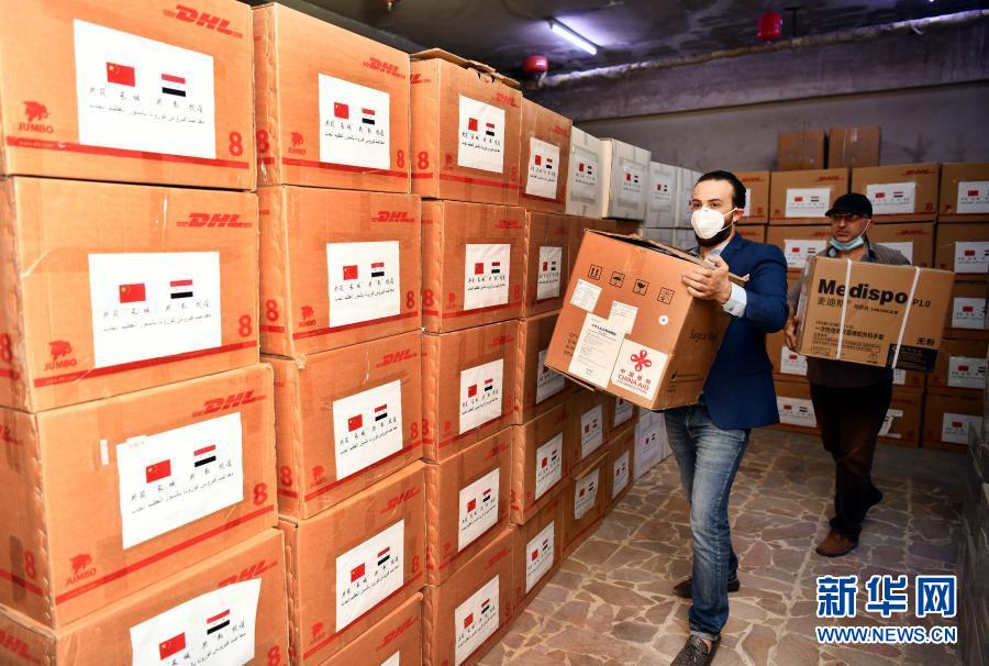  6月24日，工作人员在叙利亚大马士革的叙卫生部搬运中国政府援助的抗疫物资。新华社发（阿马尔·萨法尔贾拉尼摄）