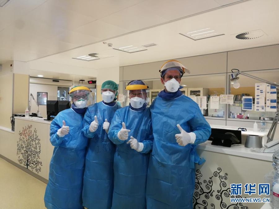 3月18日,在意大利帕多瓦,中国抗疫医疗专家组与当地医生合影。中国抗疫医疗专家组在意大利帕多瓦帮助当地医院医生应对新冠疫情。新华社发(中国抗疫医疗专家组供图)