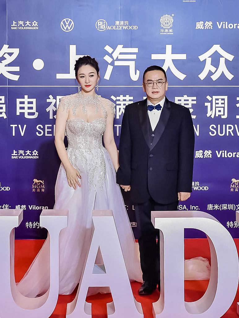 44岁李小冉出席华鼎奖秀玲珑身材 "不老女神"大秀玲珑曲线