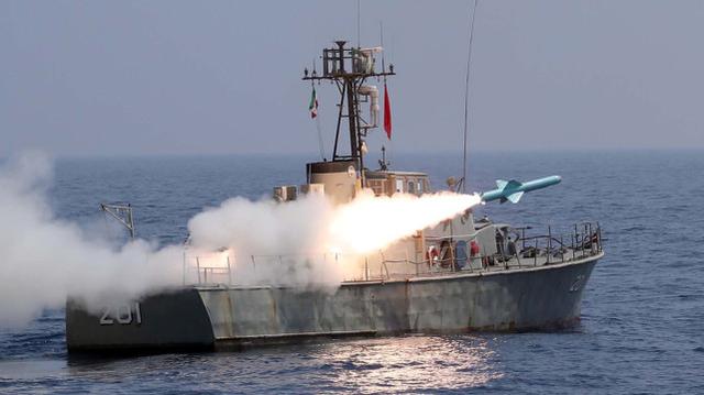 资料图：伊朗舰艇在演习中发射导弹