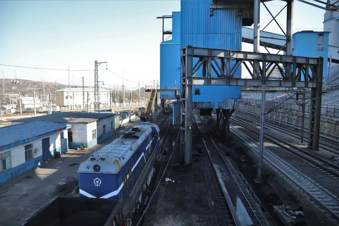 火车运煤为什么要洒水真相是