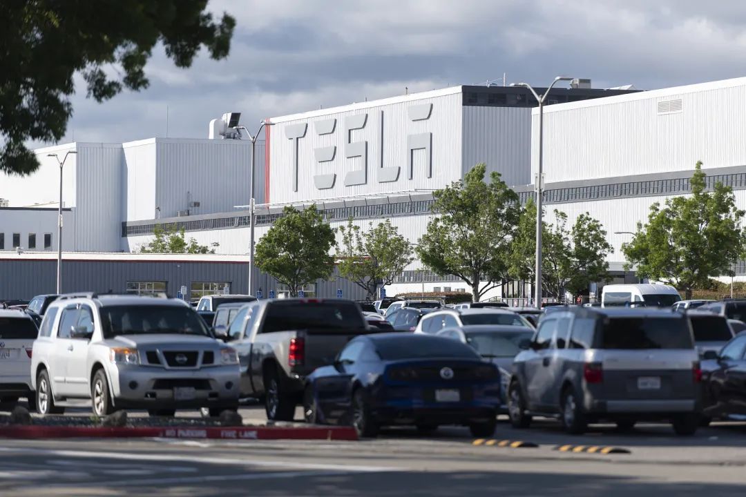 特斯拉被指“血泪工厂”“包工头文化” 公司回应：将起诉媒体