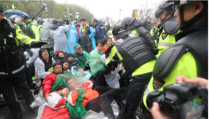 韩国民众反对萨德基地施工，遭警方疏散。（韩联社）