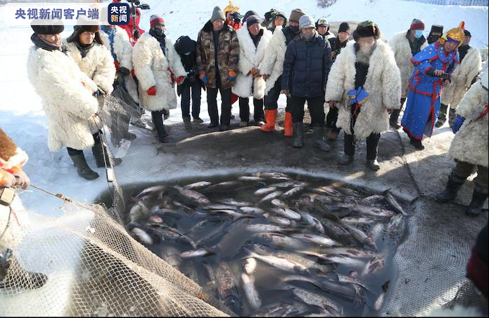 凿穿半米厚冰层捕鱼 黑龙江长岭湖冬季冰雪活动热火朝天