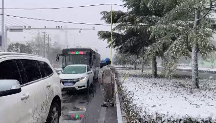 暴雪强风导致电线下滑 江苏宿迁电力工人现场支撑四小时