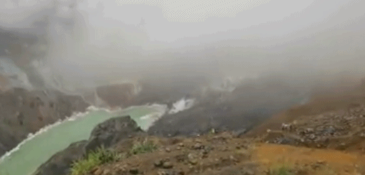 ▲缅甸帕敢翡翠矿区塌方现场 ：塌方体砸进矿坑掀起巨浪