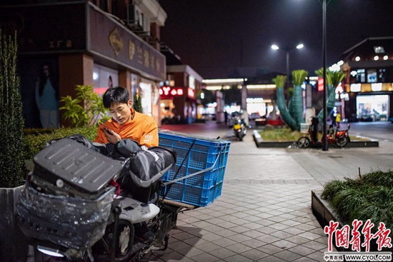〇〇后快递小哥的春节回家路
