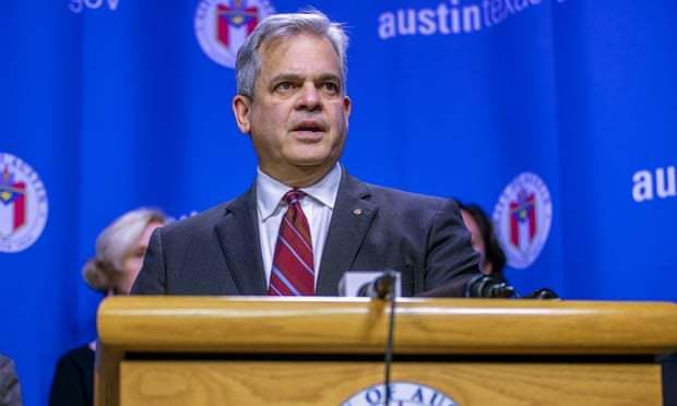 州官放火？美国市长举家到墨西哥度假期间 录视频劝市民待家里