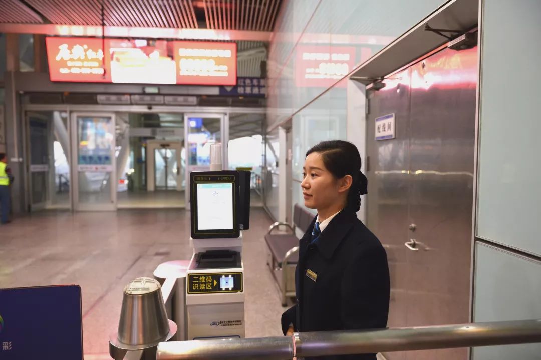 广州南站a28检票口及时处理,保证旅客安全到达现场了解情况马新明会在