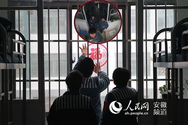 这里被装扮一新:红红的灯笼,漂亮的中国结,一串一串地挂在监舍走廊