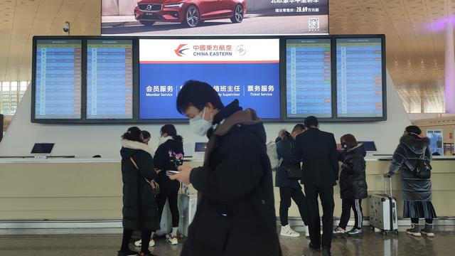 直击武汉“封城”：武昌汉口两站旅客退票，市民排队加油购物