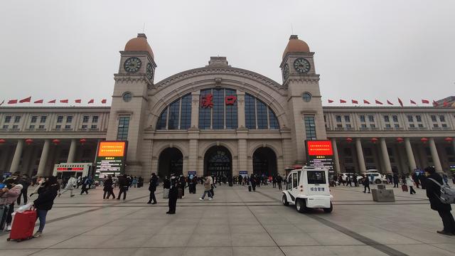 直击武汉“封城”：武昌汉口两站旅客退票，市民排队加油购物