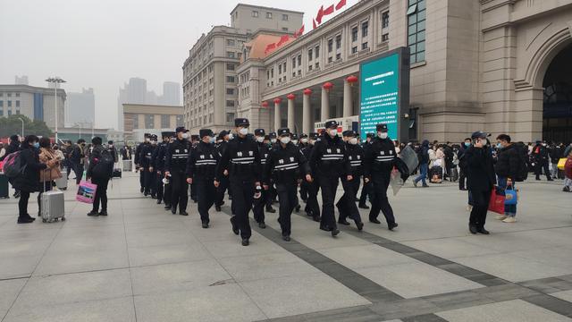 直击武汉“封城”：武昌汉口两站旅客退票，市民排队加油购物