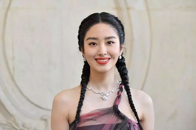 陈金飞夫人杨采钰亮相巴黎梳麻花辫秀白嫩香肩靓丽动人