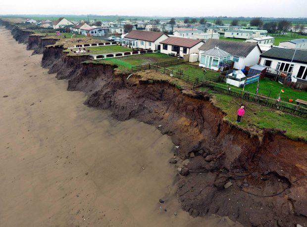 海浪侵蚀土地，昔日海景房如今成危房，悬崖离家不到10米