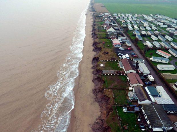 海浪侵蚀土地，昔日海景房如今成危房，悬崖离家不到10米