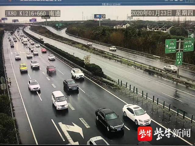 此刻,往苏通,江阴大桥的高速公路南向北车多缓行