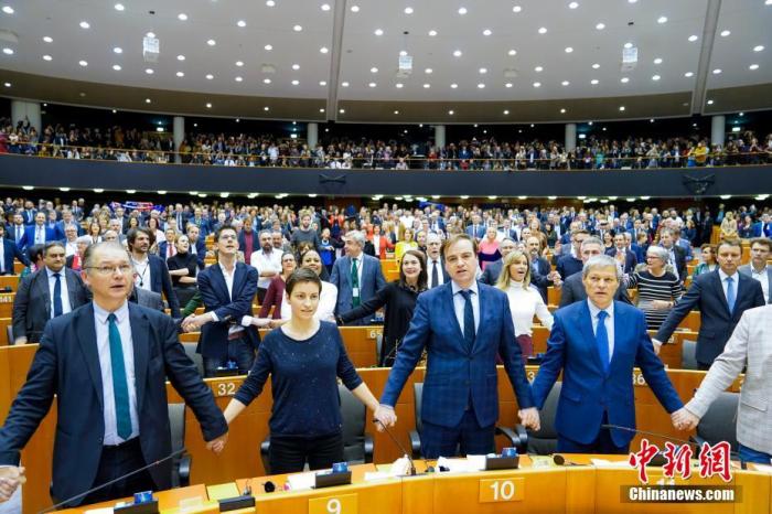 当地时间2020年1月29日，欧洲议会批准“脱欧”协议。投票结束后，在场议员手拉手唱起苏格兰经典歌曲《友谊地久天长》，以这首家喻户晓的“离别之曲”送别英国。中新社发 欧盟供图