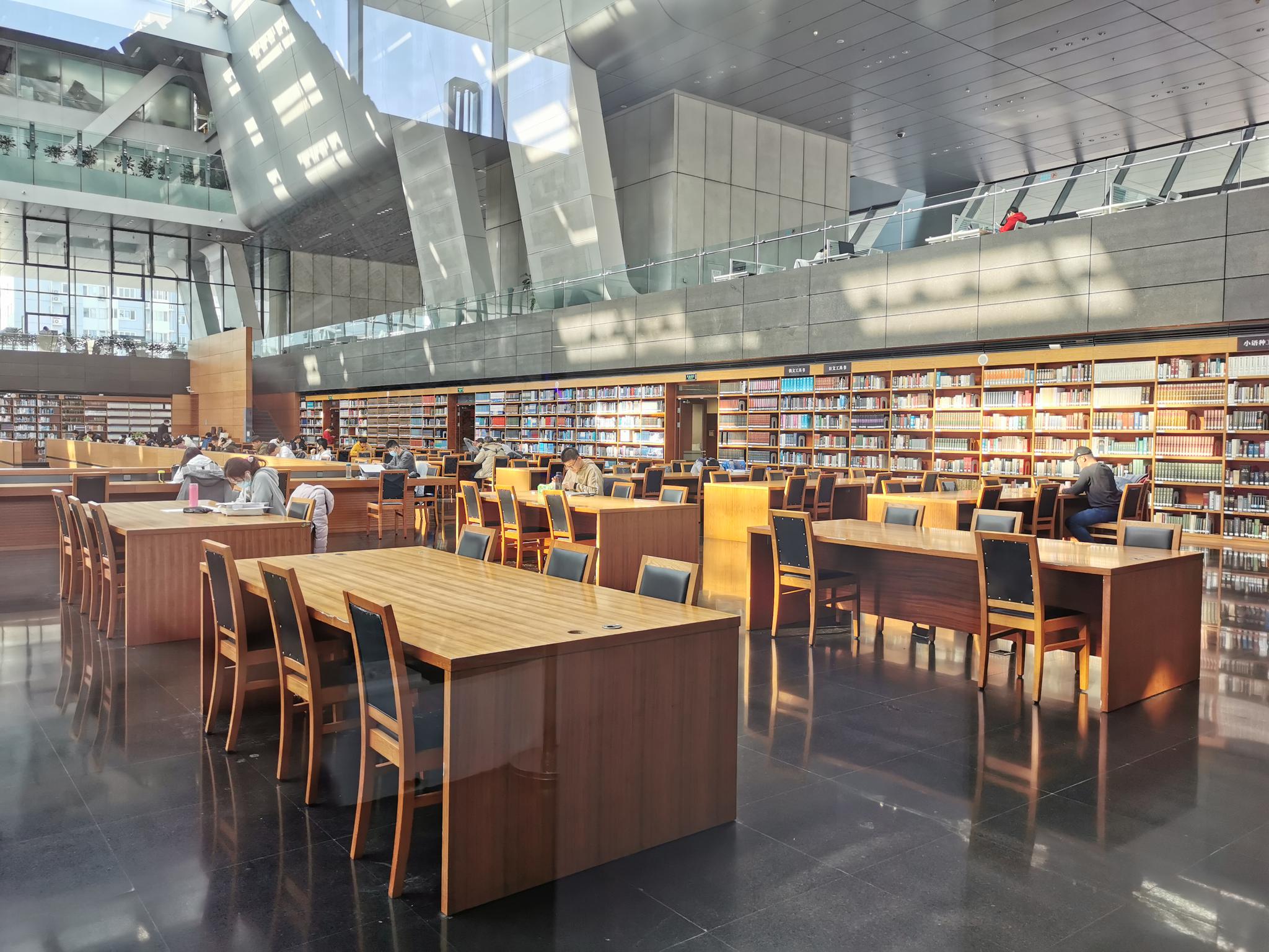 国图读者数量锐减家长携孩子戴口罩参观