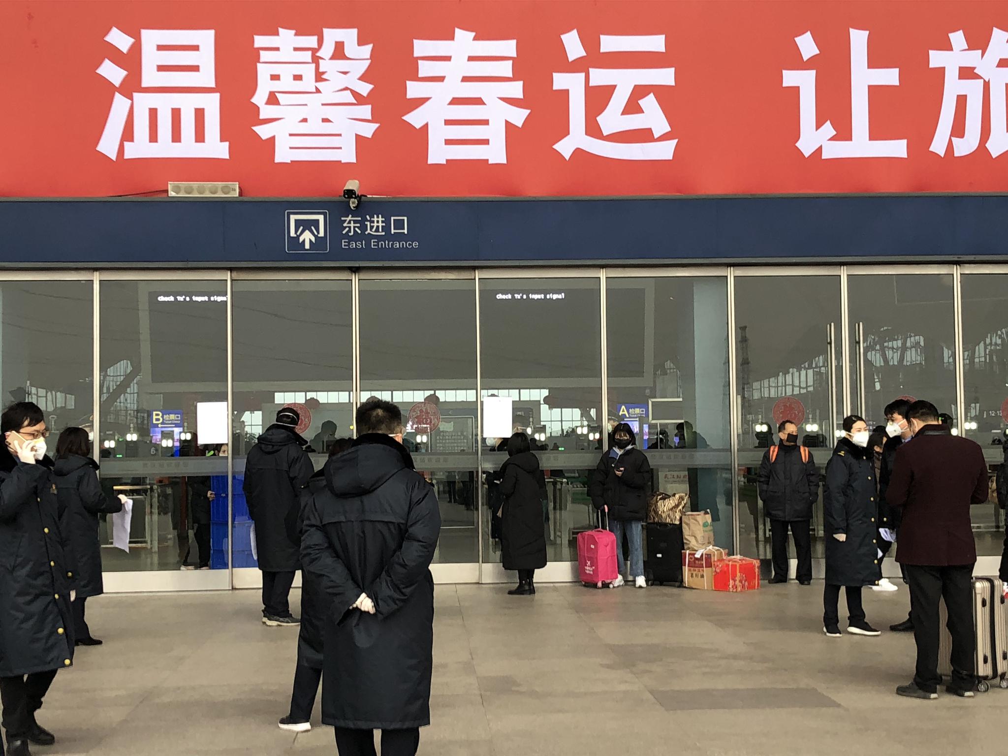  23日上午10：02，武汉站进站口关闭。新京报记者 向凯 摄
