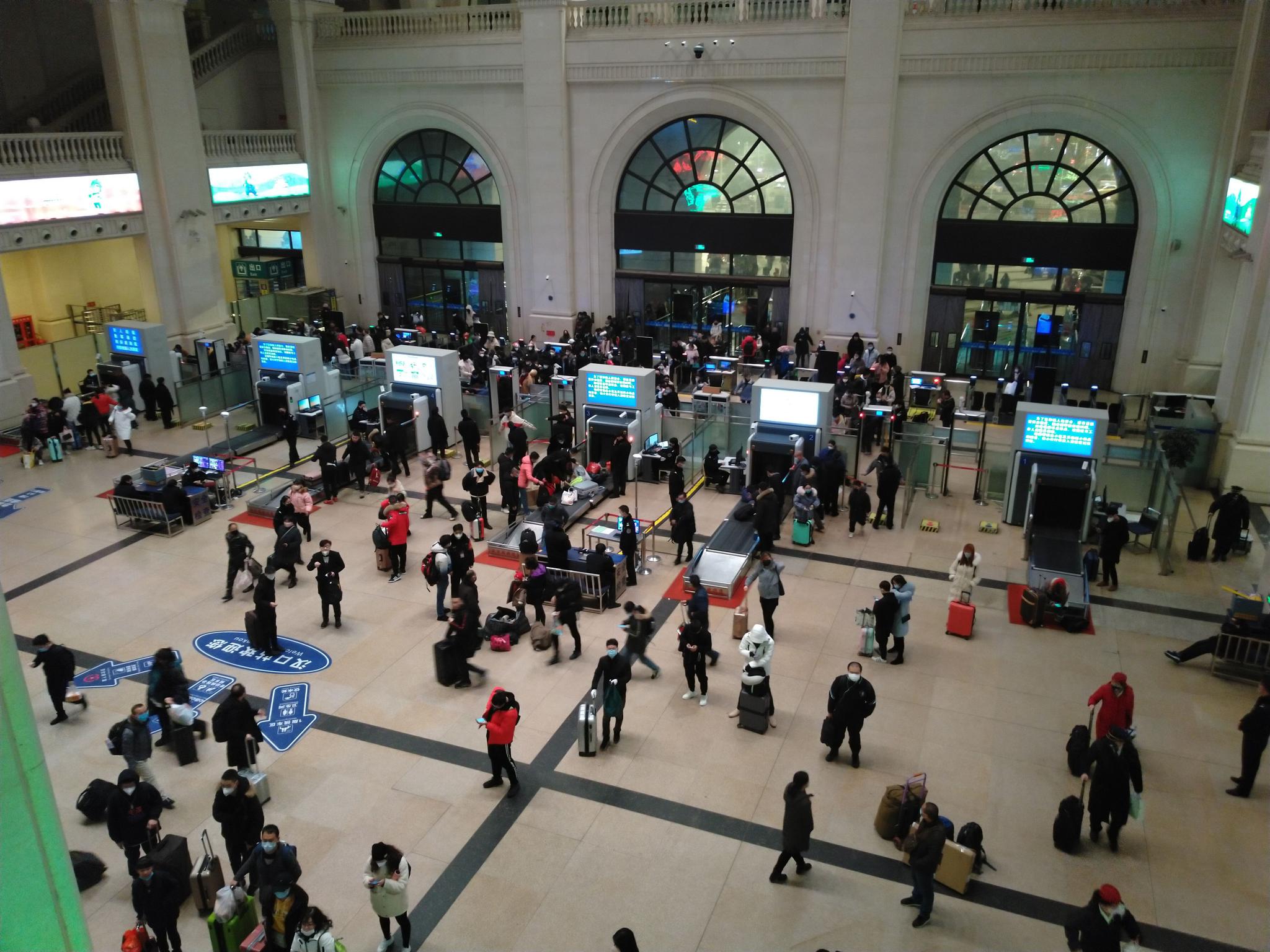 "封城"首日 汉口站凌晨:有人付五百元坐外卖车改签