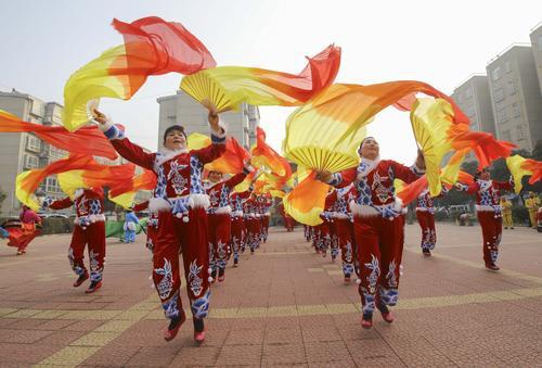 山东省临沂市兰山区前岗头社区文艺演出队在排练秧歌舞，准备迎接即将到来的春节。新华社供图