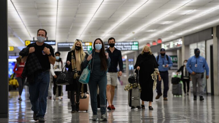 △感恩节前的星期二，旅客在华盛顿杜勒斯国际机场。（图片来源：盖蒂图片社）