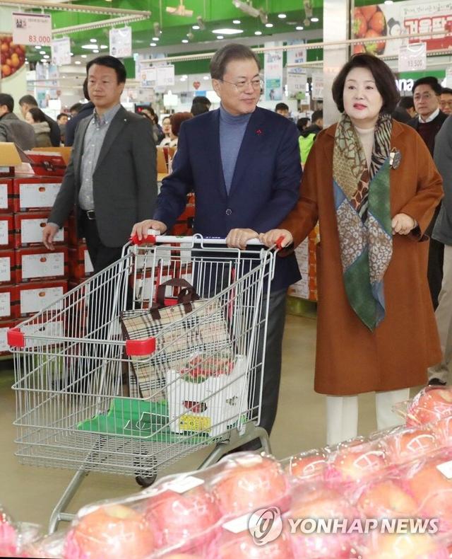 文在寅夫妇访问农水产品流通中心：推着购物车买草莓、大枣、萝卜……